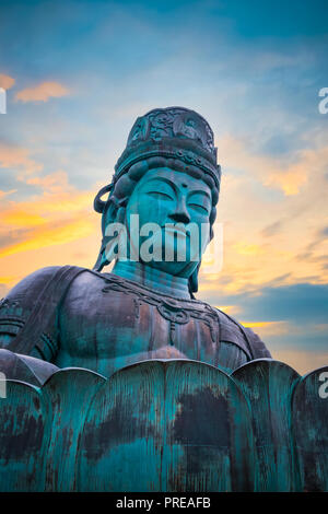 Der große Buddha bei Seiryuji Tempel in der Präfektur Aomori. AOMORI, Japan - 24 April 2018: Der große Buddha bei Seiryuji Tempel im Jahr 1984 abgeschlossen, die Bronze Stockfoto