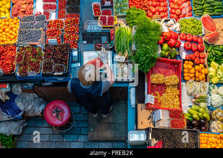 Blick von oben auf die Obst- und Gemüse Kiosk in Balti Jaama Turg Markt, Tallinn, Estland Stockfoto