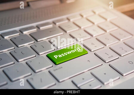 Grüne Taste mit Stop palm Symbol auf dem Laptop Tastatur. Farbe auf dem Grau Silber Tastatur der modernen ultrabook. Auf der Schaltfläche Stockfoto