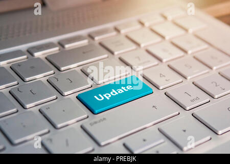 Schaltfläche "Aktualisieren" auf der Tastatur. Blaue Farbe auf dem Grau Silber Tastatur der modernen ultrabook. Auf der Schaltfläche Stockfoto