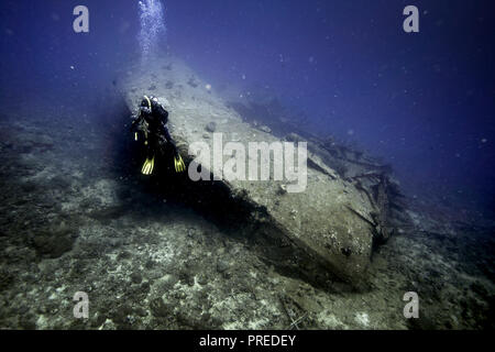 Weibliche Taucher erkunden Shipwreck underwater in Manokwari, West Papua, Indonesien Stockfoto
