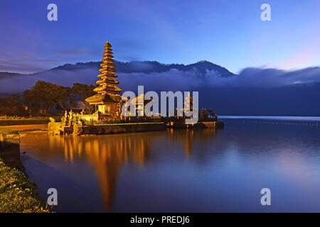 Sonnenaufgang über schöne Pura Ulun Danu Bratan Tempel auf Bali, Indonesien Stockfoto