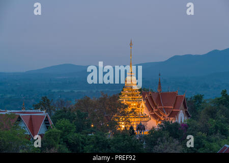 Wat Phrathat Doi Saket ist auf dem kleinen Hügel von Doi Saket Bezirk gebaut. Stockfoto
