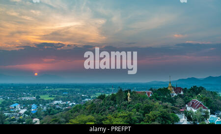 Wat Phrathat Doi Saket mit bunten Sonnenuntergang Himmel und Wolken. Chiang Mai, Thailand. Stockfoto