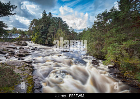 Die Wasserfälle von Dochart im Dorf Killin, Stirling, im Zentrum von Schottland. Stockfoto