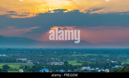 Wat Phrathat Doi Saket mit bunten Sonnenuntergang Himmel und Wolken. Chiang Mai, Thailand. Stockfoto