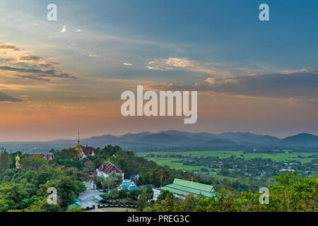 Wat Phrathat Doi Saket mit dem Sonnenuntergang Himmel und Wolken im Hintergrund. Chiang Mai, Thailand. Stockfoto