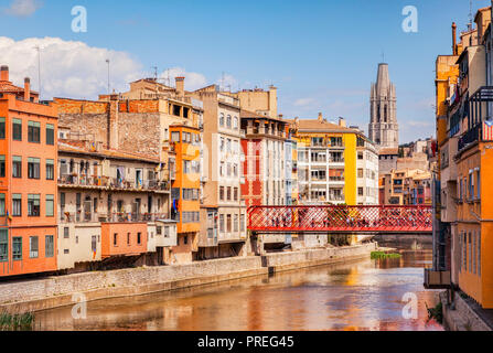 Mittelalterliche Häuser am Ufer des Flusses Onyar, der Eiffel Brücke und der Glockenturm von Sant Feliu Stiftskirche, Girona, Katalonien, Spanien. Stockfoto