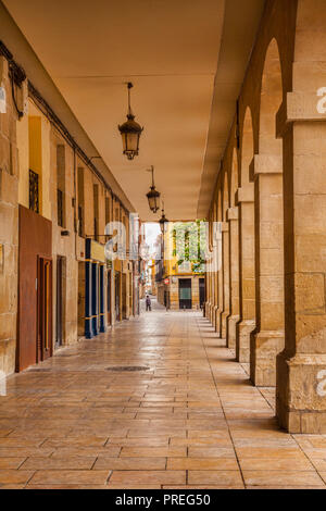 Gewölbte Kolonnade im Marktplatz, Logrono, La Rioja, Spanien. Stockfoto