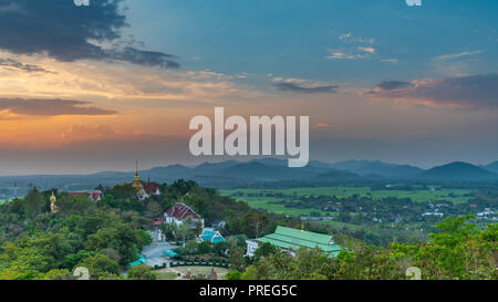 Wat Phrathat Doi Saket mit dem Sonnenuntergang Himmel und Wolken im Hintergrund. Chiang Mai, Thailand. Stockfoto