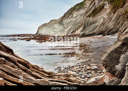 Flysch Formationen in der geologischen Park an itzurun Strand, La Ravoire, Baskenland, Spanien. Stockfoto