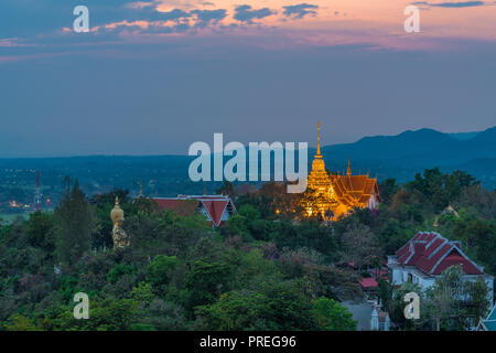 Wat Phrathat Doi Saket ist auf dem kleinen Hügel von Doi Saket Bezirk gebaut. Stockfoto