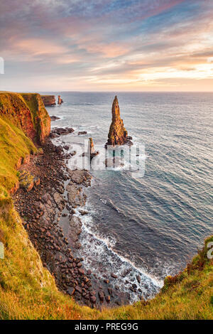 Sonnenaufgang am Stapel von Duncansby, Duncansby Head, Caithness, Schottland, Großbritannien Stockfoto