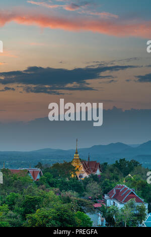 Wat Phrathat Doi Saket mit dem Sonnenuntergang Himmel und Wolken im Hintergrund. Chiang Mai, Thailand. Stockfoto