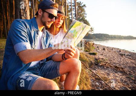 Glückliches Paar auf eine Wanderung gehen zusammen in einem Wald. Stockfoto