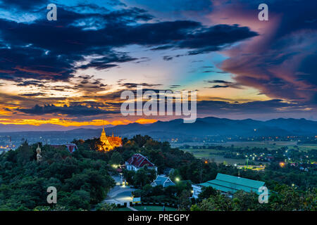 Wat Phrathat Doi Saket mit dem Sonnenuntergang Himmel und bunt zerstreuten Wolken im Hintergrund. Chiang Mai, Thailand. Stockfoto