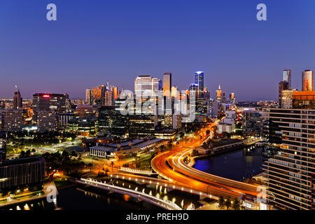 Sonnenuntergang, Stadtbild Blick Melbourne CBD, Docklands, Victoria Harbour Marina, Victoria, Australien Stockfoto