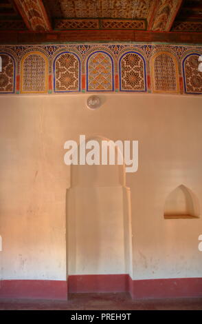 Typische Innere der marokkanischen Palastes coled Kasbah in der lokalen Sprache, an der Wand mit arabesque Dekoration, große und kleine Nischen, Holz-, Decke. Stockfoto