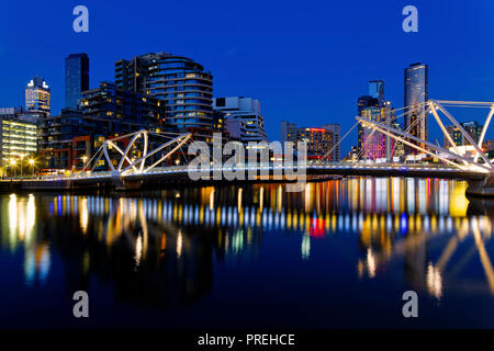 Seeleute Brücke Reflexionen, die Stadt Melbourne CBD, Dämmerung Stadtbild von Docklands, Victoira, Australien Stockfoto