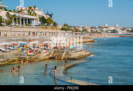 Cascais, Portugal - Sept 29, 2018: Familien in den ozeanischen Pool Alberto Romano in Cascais entspannen. Die Küste von Estoril ist im Hintergrund sichtbar Stockfoto