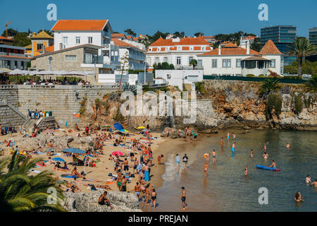 Cascais, Portugal - Sept 29, 2018: die Menschen beim Sonnenbaden auf der Praia da Rainha Strand in Cascais, Portugal. Cascais ist berühmt und beliebt im Sommer Stockfoto