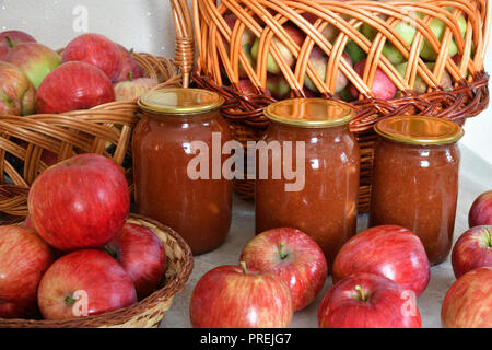 Apple Jam in Gläsern und viel frische Äpfel Stockfoto