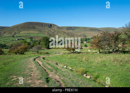 Der Pennine Way zwischen Edale und Friseur stand in der Nationalpark Peak District, Derbyshire, England. Ein sonniger Tag im Frühherbst. Stockfoto