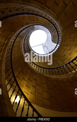 Triple spiralförmigen Treppe aus Stein. San Domingo de Bonaval, galicische Volk Museum. Santiago de Compostela, Spanien. Stockfoto