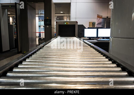 X-Ray Maschine am Flughafen Check-in-Schalter. Gepäck prüfen. Das Scannen von Handgepäck. Flughafen Sicherheit System. Stockfoto