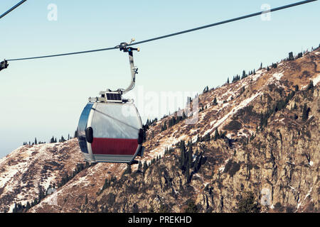 Grau Seilbahn über die Berge in Kasachstan Almaty Medeo. Stockfoto