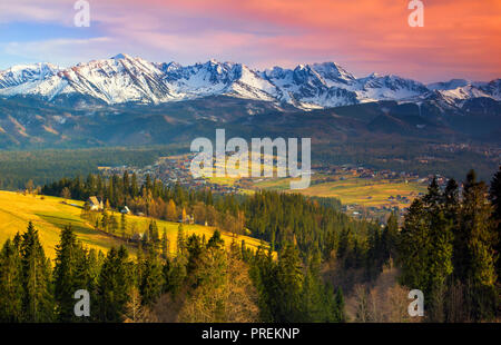 Die polnischen Berge Tatry bei Sonnenuntergang Stockfoto