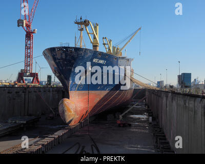 Cargo Schiff im Trockendock für die Wartung im Hafen von Antwerpen, Belgien Stockfoto