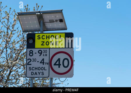 Eine Solar 40 Kilometer pro Stunde (km) Schule zone Warnschild in New South Wales, Australien Stockfoto