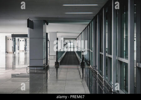 Modernen Flughafen Ankunftshalle Lounge. Innenraum der modernen Architektur in Shanghai Airport. Leeren Flughafen Gebäude. helles Licht von einem Panoramablick wi Stockfoto