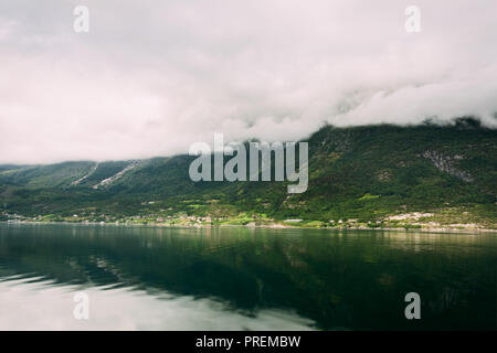 Hardangerfjord, Norwegen. Sommer Landschaft mit skandinavischen Dorf am Ufer des Hardangerfjord. Hardangerfjord ist das Viertel der längste Fjord der Welt Stockfoto