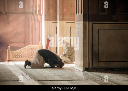 Religiöse muslimische Mann in der Moschee zu beten. Zwei ältere Muslime an die große Freitagsmoschee Jami Masjid in Neu Delhi, Indien. Vom 8. Januar 2018 Stockfoto