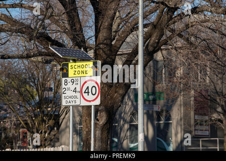 Eine Solar 40 Kilometer pro Stunde (km) Schule zone Warnschild in New South Wales, Australien Stockfoto