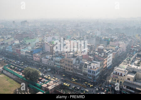 Die Straßen von Old Delhi. Die Aussicht von oben. Dichten Bau der städtischen Agglomeration in den übervölkerten Stadt. Stockfoto