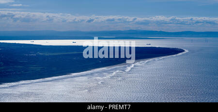 Eine Luftaufnahme von Morecambe Bay, bei Flut, North West England, UK, Versand Eingabe der Mersey Mündung hinter und North Wales Küste hinter Stockfoto