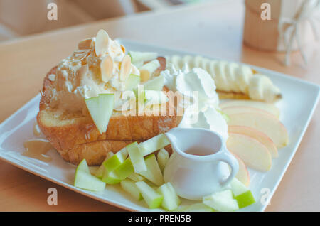 Honig Toast mit Eis und Obst Stockfoto