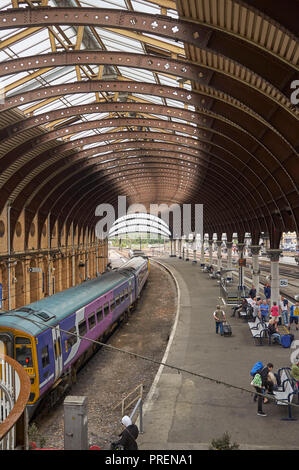 Die majestätischen Innenraum des historischen York Railway Station, Nordengland, Großbritannien Stockfoto