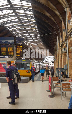 Die majestätischen Innenraum des historischen York Railway Station, Nordengland, Großbritannien Stockfoto