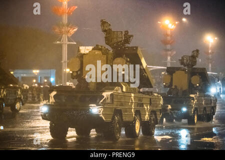 Minsk, Weißrussland. Taktische Surface-to-Air Missile System 9 k33 Osa in Bewegung in der Straße während der Proben vor der Feier der Tag der Unabhängigkeit von Belarus. E Stockfoto