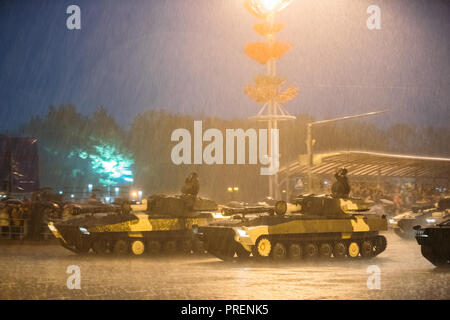 Minsk, Weißrussland. Militärische Selbstfahrende Haubitzen Gvozdika in Bewegung in der Straße während der Proben vor der Feier der Tag der Unabhängigkeit von Belarus. Evenin Stockfoto