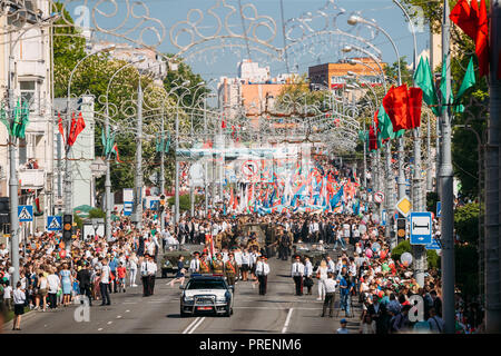 Gomel, Belarus-Am 9. Mai 2018: feierliche Prozession der Parade. Militärische und zivile Menschen auf dem festlich dekorierten Straße. Feier Sieg Tag 9 Stockfoto