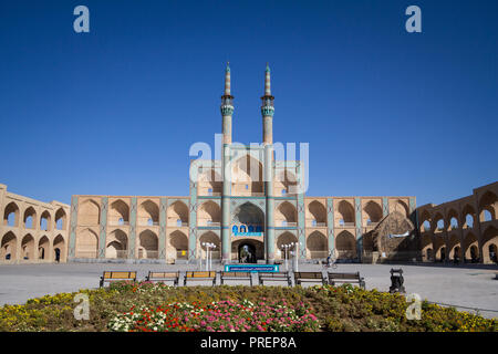 YAZD, IRAN - August 9, 2016: Amir Chakhmaq Komplex im Sommer. Es ist eine Moschee auf einem Platz gelegen, und ein Wahrzeichen von Yazd, die m Stockfoto