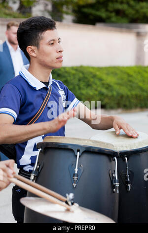 Hispanic Mann spielen Conga drums (tumbadora) während kulturelle Veranstaltung - USA Stockfoto