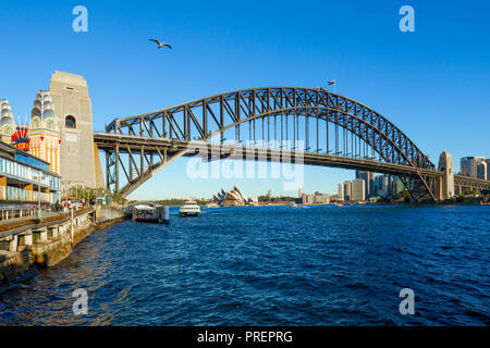 Die Sydney Harbour Bridge in Australien, über Sydney Harbour aus Milsons Point gesehen. Stockfoto