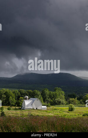 Bauernhof Landschaft mit stürmischen Himmel, Montgomery County, New York, in der Mohawk Valley. Stockfoto