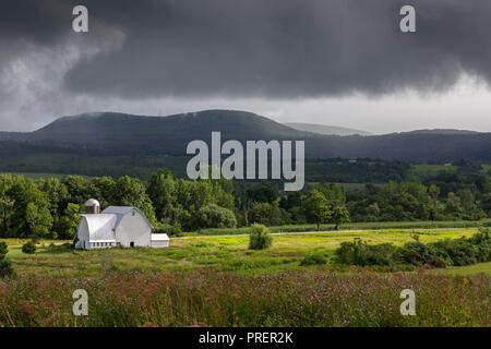 Bauernhof Landschaft mit stürmischen Himmel, Montgomery County, New York, in der Mohawk Valley. Stockfoto